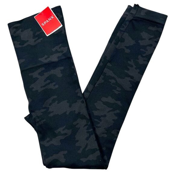 NWT‎ Spanx Look At Me Now Seamless Leggings in Black Camo #FL3515 Size Small - Picture 1 of 6